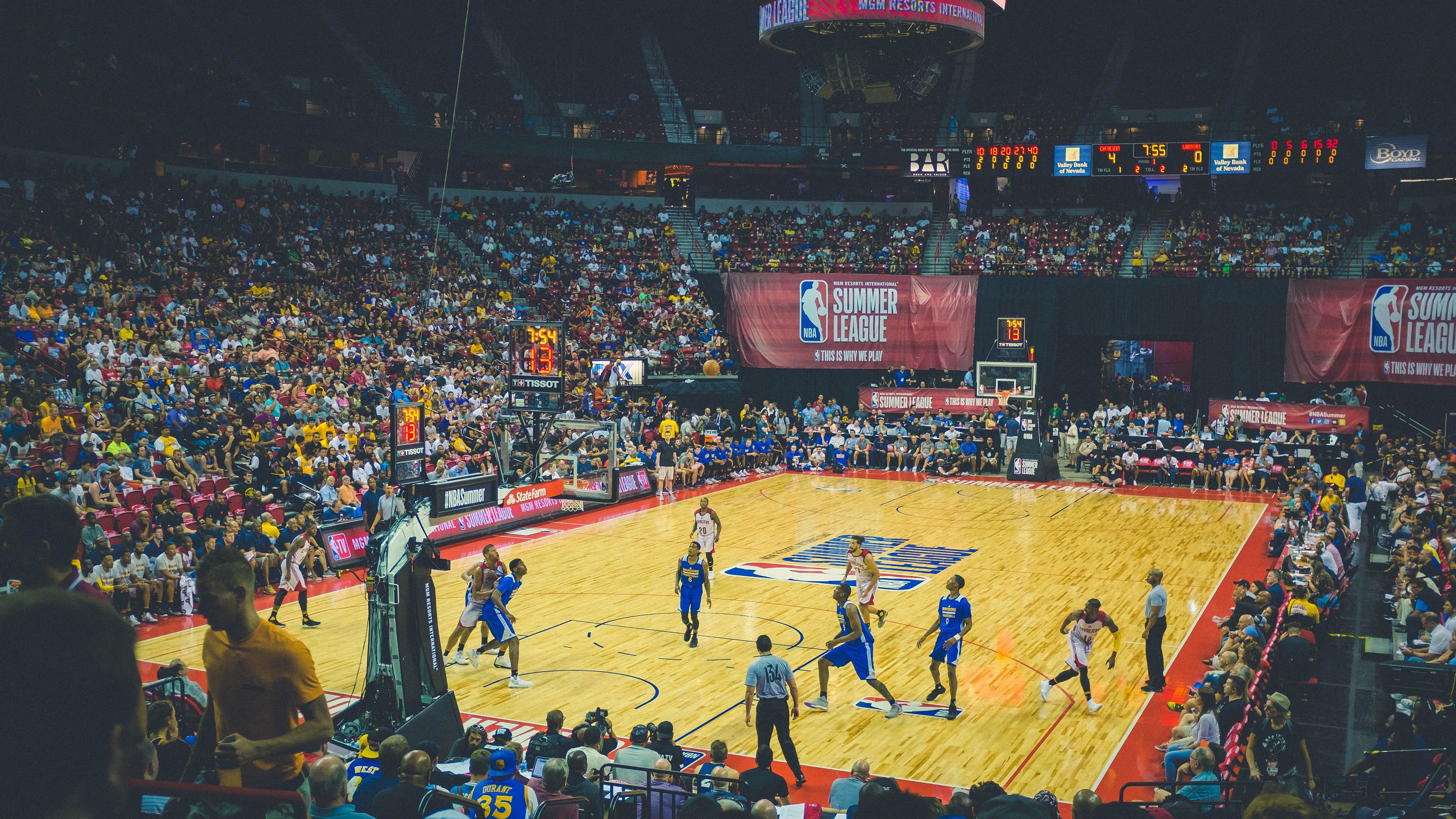 双前腰自由移动打乱对方防线，双前腰双前锋阵型